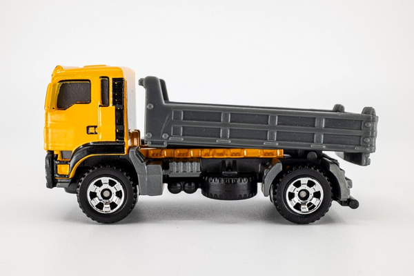 2018 Matchbox #31 MAN TGS Dump Truck LIGHT ORANGE | WITH SIDE TAMPOS | MINT