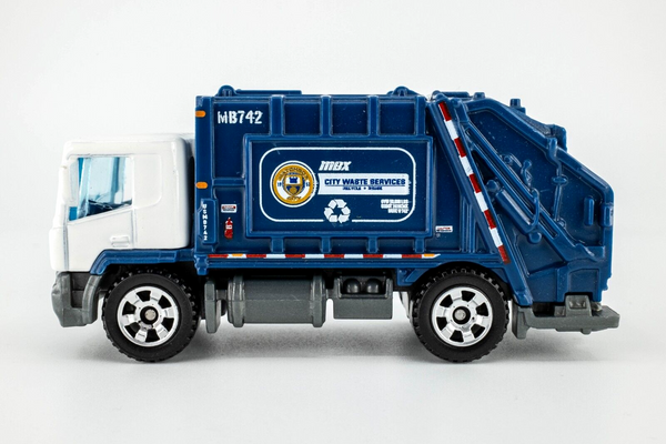 2020 Matchbox #20 Garbage King WHITE | BLUE | MBX CITY WASTE SERVICES | MINT