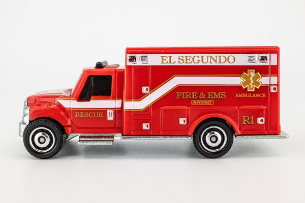 2019 Matchbox #41 International Terrastar Ambulance RED | EL SEGUNDO | MINT