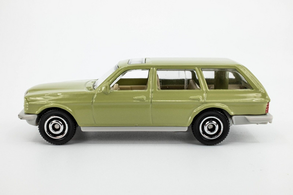 2019 Matchbox 3 Mercedes Benz W123 Wagon CALEDONIA GREEN MINT